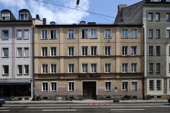 Fraunhoferstraße 31. Über dem Eingangsportal die Inschrift Andreas Mayer, ehemals dessen Metall-Kunstgießerei im Hinterhaus