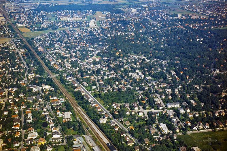 Am unteren Bildrand beginnend an der S-Bahn-Station Obermenzing, der Bahntrasse folgend hinauf bis Allach. Zur rechten Seite Hartmannshofen bis Moosach.