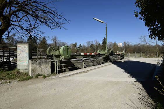Stauwehr neben der Floßrutsche. Ableitung zum Auer-Mühlbach, ohne den Düker zu verwenden.