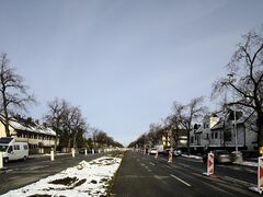 Die Bauarbeiten haben auch hier diesen Abschnitt schon erreicht, das Mittelstück der Fürstenrieder wurde bereits freigelegt, alle Bäume und Leitplanken entfernt. November 2024, der Blick ist ganz ungewohnt nun frei, Blickrichtung Laim.