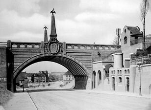 Die Gebsattelbrücke im Jahr 1902, kurz nach der Vollendung. Die Ausschmückungen an den Brückenpfeilern sind zu dieser Zeit noch nicht aufgestellt.