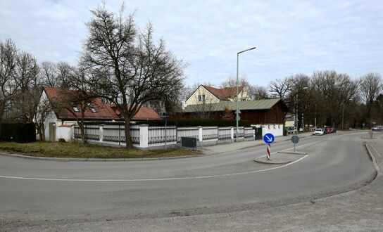 Blickfeld vor der Harlachinger Einkehr, linker Hand führt die Harlachinger Berg Straße hinab nach Siebenbrunn