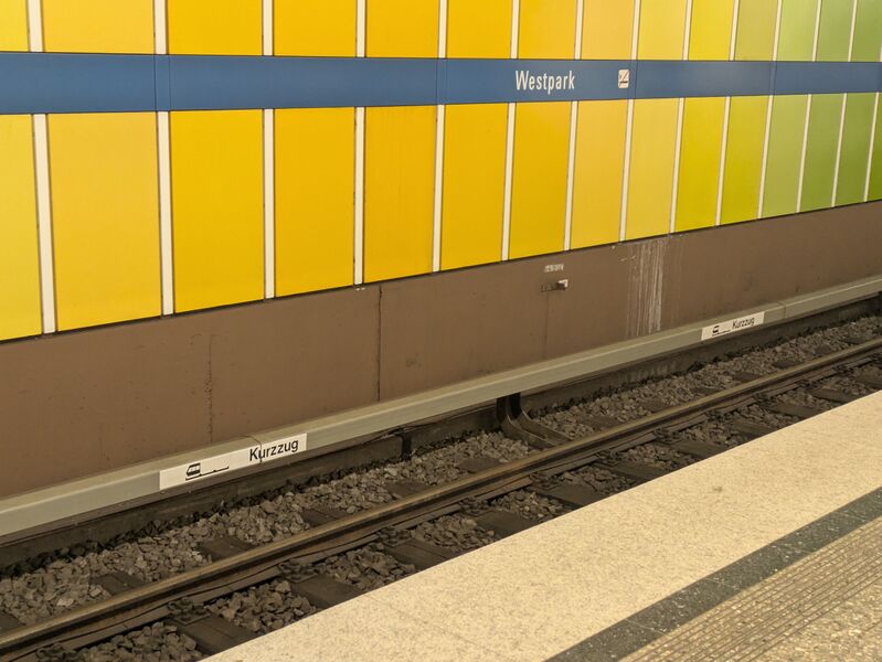 Datei:Kurzzuganzeiger Westpark.jpg