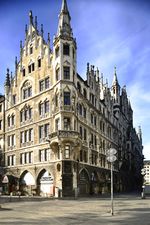 Neues Rathaus, Ecke mit der Landschaftstraße