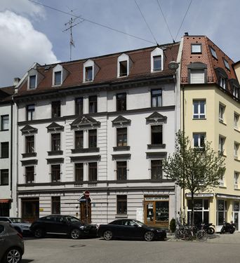 Kanalstraße 11, bauzeitlich Nr. 7. Mietshaus, errichtet von Gottfried Hohenleitner 1887/88. Als Hausbesitzer und Baumeister war allerdings Martin Schratz eingetragen.