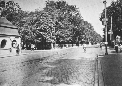 An der Trambahnhaltestelle Neuhausen, neben dem Stationshaus beginnt die Waisenhausstraße. Hier verlief die Trambahntrasse hinauf bis zum Westfriedhof. Foto entstanden im August 1939.