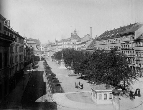 Blick aus Richtung des Lodenfrey-Hauses über den Platz bis hinauf zum Lenbachplatz im Jahr 1894.In dieser Zeit wendet die Tram noch am Platz. Es gibt noch keine Oberleitung.