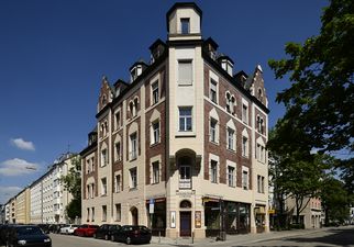 1895-96 - Augustenstraße 39. Mietshaus in Ecklage, mit der Rottmannstraße. Viergeschossiger Mansarddachbau mit Turm und Zwerchhäusern in Ecklage, Fassaden mit Putzgliederungen und Backsteinrücklagen, in reduziert historistischen Formen. Mit Ladenausstattung für die ehemalihe Tabakfirma Grathwohl, um 1900.