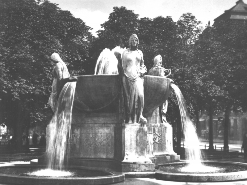 Datei:Nornenbrunnen am Stachus.jpg