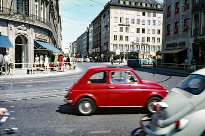An der Kreuzung Maffeistraße mit der Schrammerstra0e und Theatinerstraße mit der Weinstraße. Im Jahr 1982 war von einer Reduzierung des Autoverkehrs in der Altstadt noch keine Rede. Foto; Schillinger