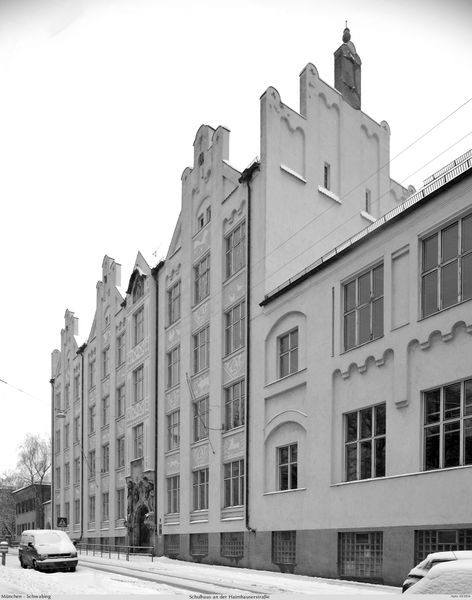 Datei:Mueschwschulfassa012014bw50.jpg