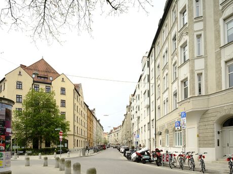 An der Dreimühlenstraße, mit dem Schwenker nach links führt die Isartalstraße fort
