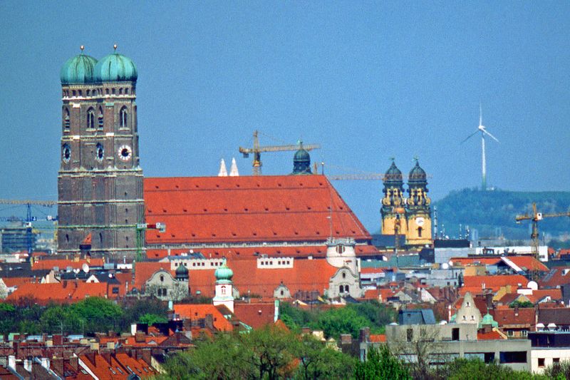 Datei:Frauenkirche mit Windrad.jpeg