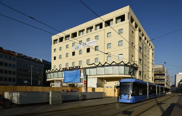 Trambahnwagen 2304 an der Haltestelle Prielmayerstraße - Stachus.