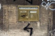 Briefkasten und Nachtresor der Bank