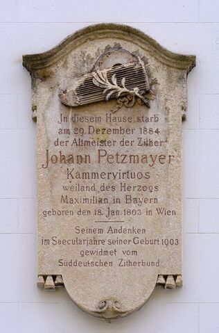 An der Fassade des Gebäudes Fürstenstraße 10. Sie mag als Erinnerung für Johann Petzmayer gelten, der hier, wir lesen den Text, In diesem Haus starb - am 29. Dezember 1884 - der Altmeister der Zither - Johann Petzmayer - Kammervirtuos - weiland des Herzogs - Maximilian in Bayern - geboren am 18. Januart 1803 in Wien - Seinem Andenken - im Saecularjahre seiner Geburt 1903 - gewidmet - Süddeutscher Zitherbund.