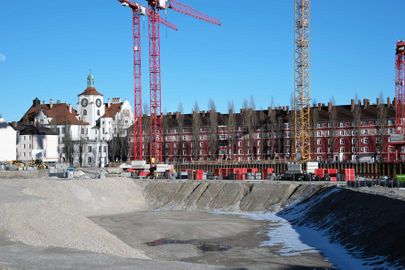 Auf dem ehemaligen Paulaner Brauereigelände, entlang der Regerstraße zwischen der Weilerstraße, Welfenstraße und dem Südbahnring entstehen neue Mehrfamilienhäuser für nahezu 2000 Menschen. Dazu wurden die alten Werksgebäude abgetragen und eine Baugrube ausgehoben. Zustand 2019.