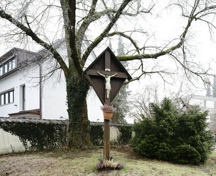 Wegkreuz am Ende der Menzinger Straße.