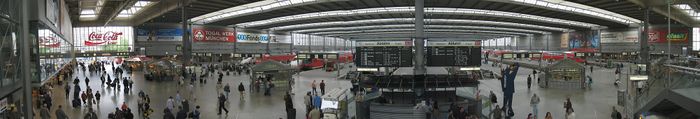 Panorama-Bild der Haupthalle des Münchner Hauptbahnhofes