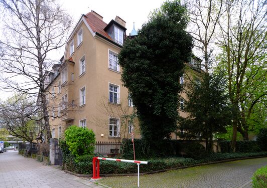 Das Mehrfamilienhaus mit der Nummer 30 nahe der Dachauer Straße. Karl Dohn hatte sein Photographisches Atelier hier im 3. Stock