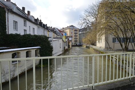 Auer Mühlbach. Die Häuser auf der linken Seite zeigen jeweils die Rückseite der Fassaden an der Mondstraße.