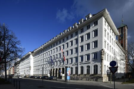 Unmittelbar an der Kreuzung mit der Gabelsbergerstraße steht das hehemals als Baywa Zentrale verwendete Gebäude auf Hausnummer 16