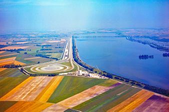 Weit hinter Unterföhring, die ehemaligen Fischteiche und der Speichersee. 1978.