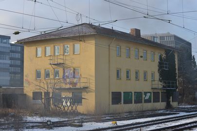 München, Bahn, Laim Güterareal, nahe der S-Bahn-Station. Ehemaliges Gebäude aus den 1960er-Jahren. Zustand Dezember 2012. Gebäude wurde im Jahr 2018 abgebaut.