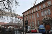 Das Gebäude befindet sich gegenüber des Wirtshaus im Schlachthof