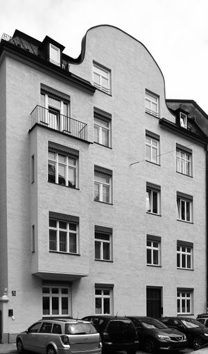 Vor dem Haus mit der Nummer 4. im Jahr 2020