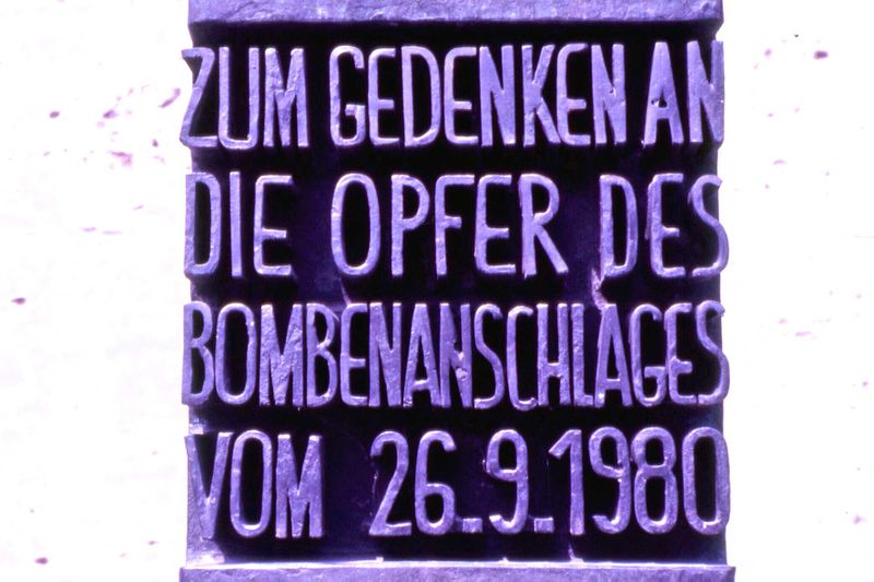 Datei:Gedenktafel für die Opfer des Bombenanschlages.jpeg