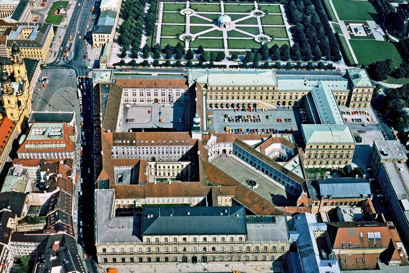 Datei:Renovierte Residenz.jpg