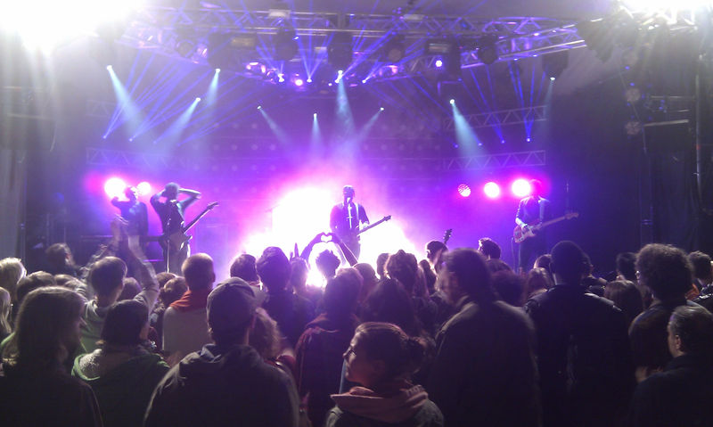 Datei:The Living – Theatron 2014.jpg