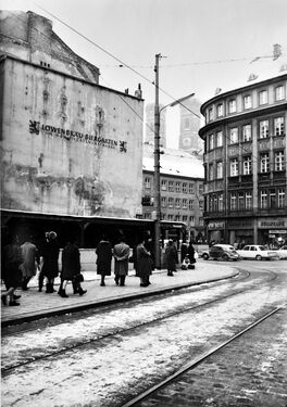 In den Nachkriegsjahren war an dieser Ecke die Trambahntrasse mit eigener Haltestelle auf dem Baugrund eines Abrißhauses verlegt. Das Foto zeigt die Situation im Jahr 1966.