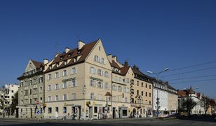 An der Kreuzung mit der Agnes-Bernauer-Straße.