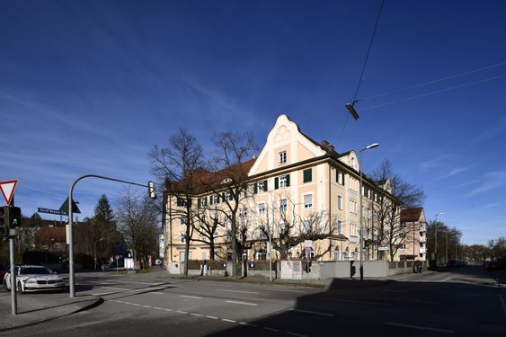 Kreuzung mit der Josef-Retzer-Straße.