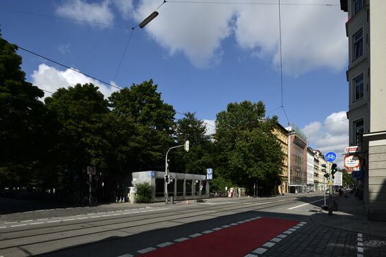 Zugang zum U-Bahn-Haltepunkt Fraunhoferstraße, bei der Kreuzung mit der Klenzestraße