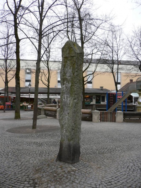 Datei:Burgfriedensaeule elisabethplatz.jpg