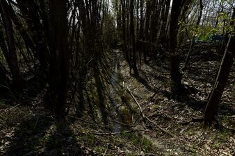 Hier verschwindet der Bach im Untergrund. Bereits zum Schwabenbacherl zugehörig, aber noch vor dem Güterbahnhof