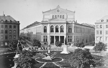 Der Gärtnerplatz mit Theater um 1875. Hochansicht. Rechts vom Theaterbau zieht sich die Klenzestraße hin.