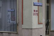RIP: Dem Verlust wird gedacht. Ein Plakat hält die Erinnerung wach