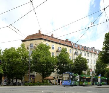 Ungewohnte Trambahntour, vom Ostbahnhof kommend biegt die Trambahnlinie 25 von der Wörthstraße in die Milchstraße ein, mit dem Ziel Großhesseloher Brücke.